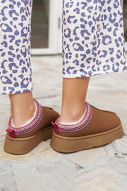 Chestnut contrast print snow boots, suede upper detail