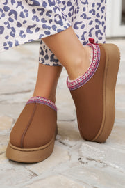 Round-toe plush-lined winter boots in chestnut