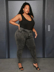 Full-length gray pencil jeans with front and back pockets