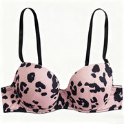 Maanga lace lingerie set with adjustable straps and back-hook closure for a flattering fit