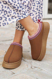 Chestnut suede snow boots with contrast print and round toe